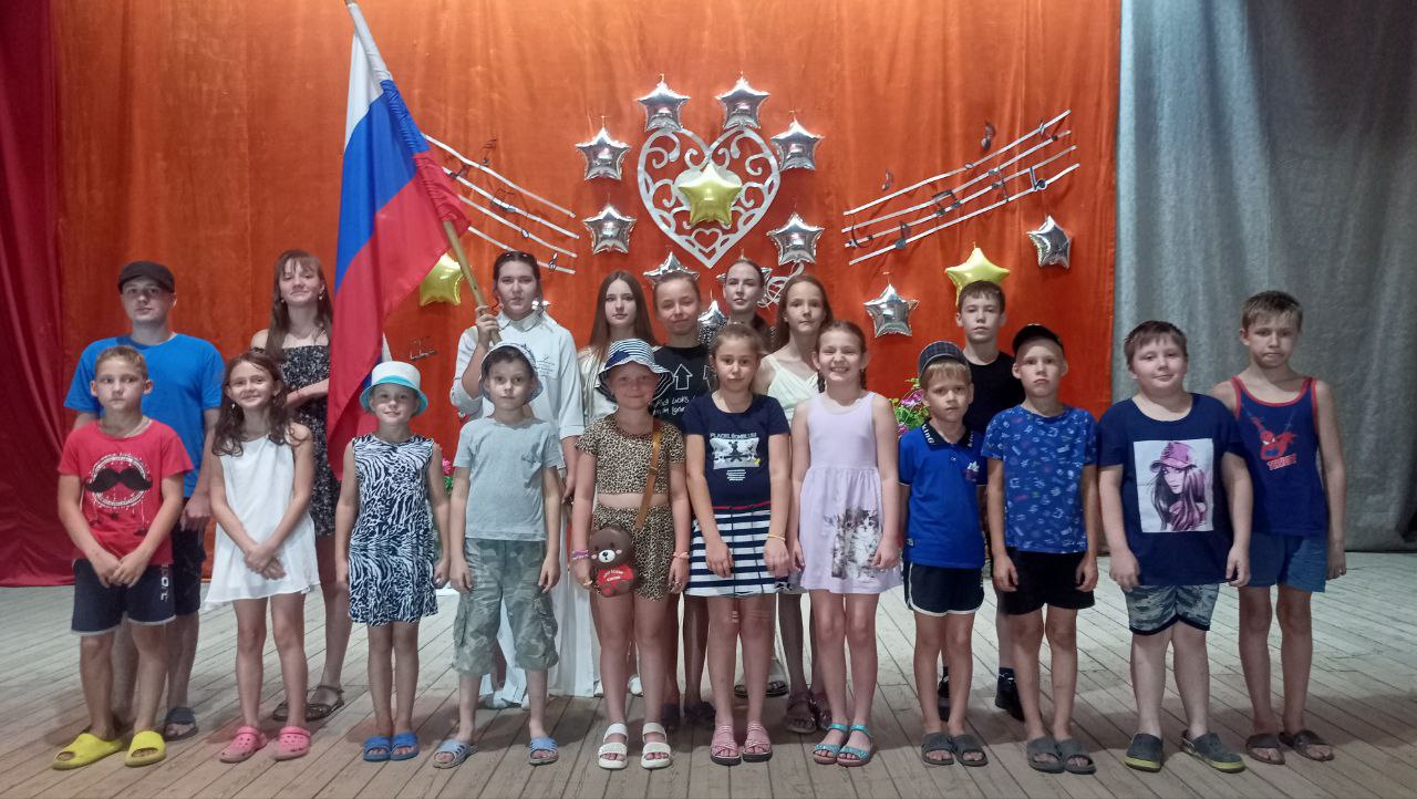 Read more about the article В Нововладимировском КДЦ 22 августа для детей состоялся экскурс в историю «Российский Флаг» патриотическое мероприятия